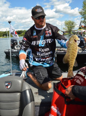 76FC7957-3107-4DD3-B258-5204E3E189DE