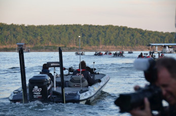 9B275932-4108-4366-BD98-FC1C64B657BA