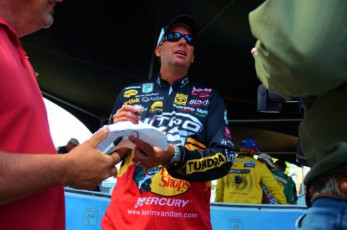 E8F82E2B-1770-4C71-8174-02CD01B3A1F9