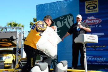 71FAF140-2648-4D9C-8C21-8D7209AEAEFA