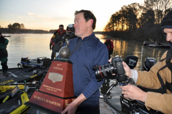 D9CE12AA-2640-404C-BCA3-21870086A01A