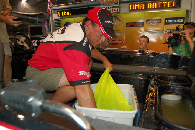 12E5A623-1E48-4B27-BD9C-3B9B505471F1