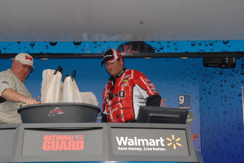 7C7B982C-5F48-416F-AC56-DF7B48BB2BBE