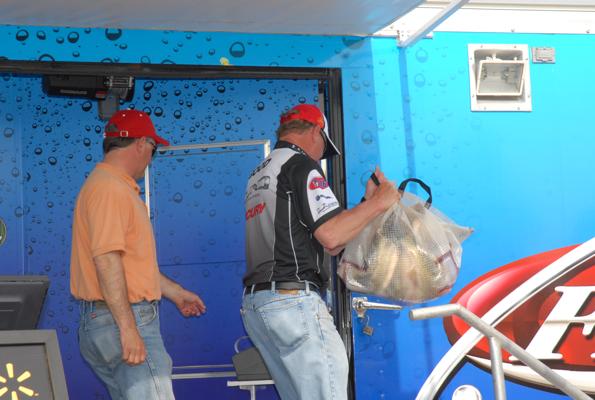 83203E37-F78B-4F41-AC03-C4D72F775A21