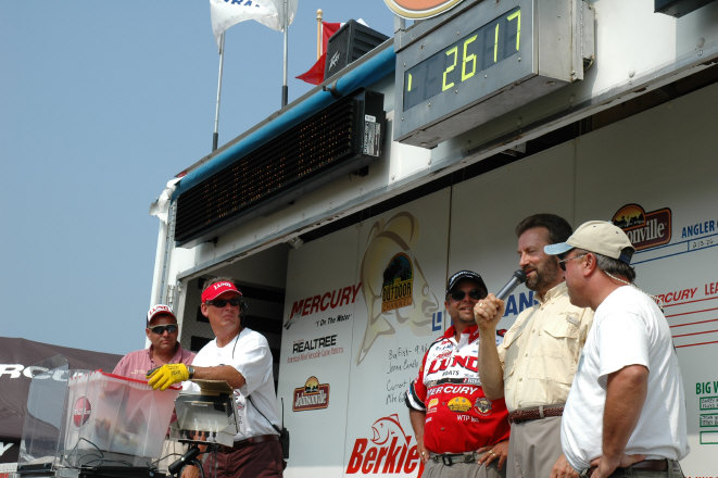 9827AB60-1E18-4AD6-B8F7-C2F2CF8A6B9E