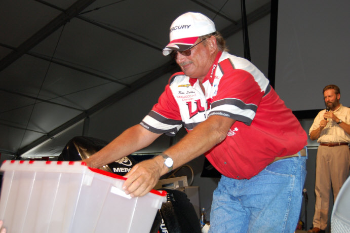 9DB98FC2-4750-42E4-9F3D-6F815AD36A3F