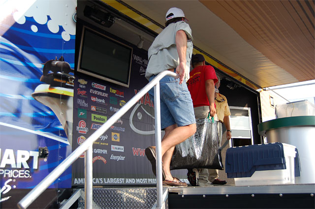 9E9EE99F-F5E3-4427-A2EC-59A3E1CD46B4